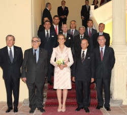 Su Alteza Real la Infanta Doña Elena, con los miembros de las Reales Maestranzas de Caballería asistentes a la reunión.